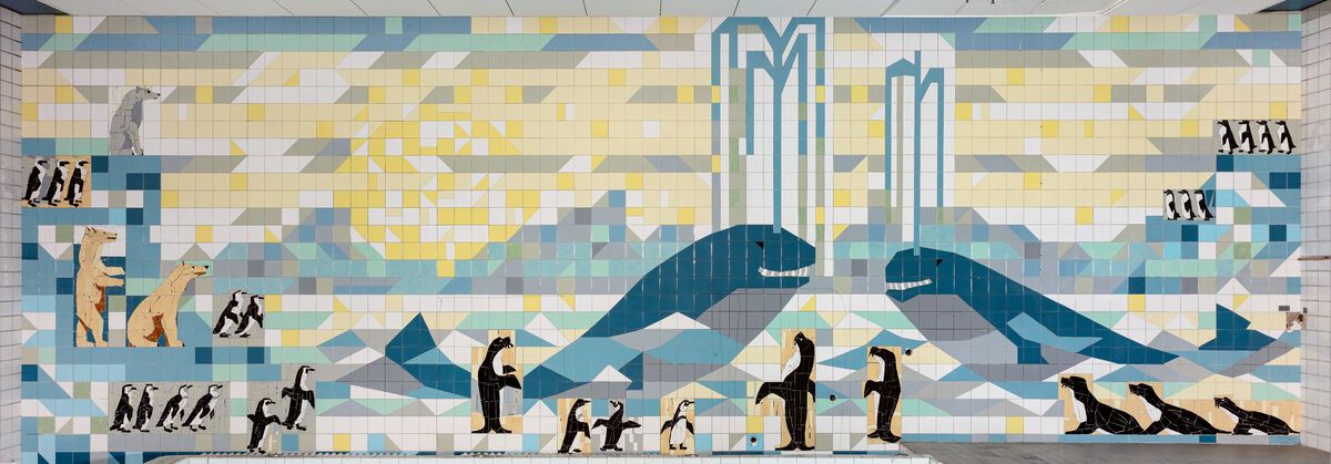 Ein Mosaik aus Fliesen, das zwei Wale, zwei Eisbären und diverse Pinguine zeigt