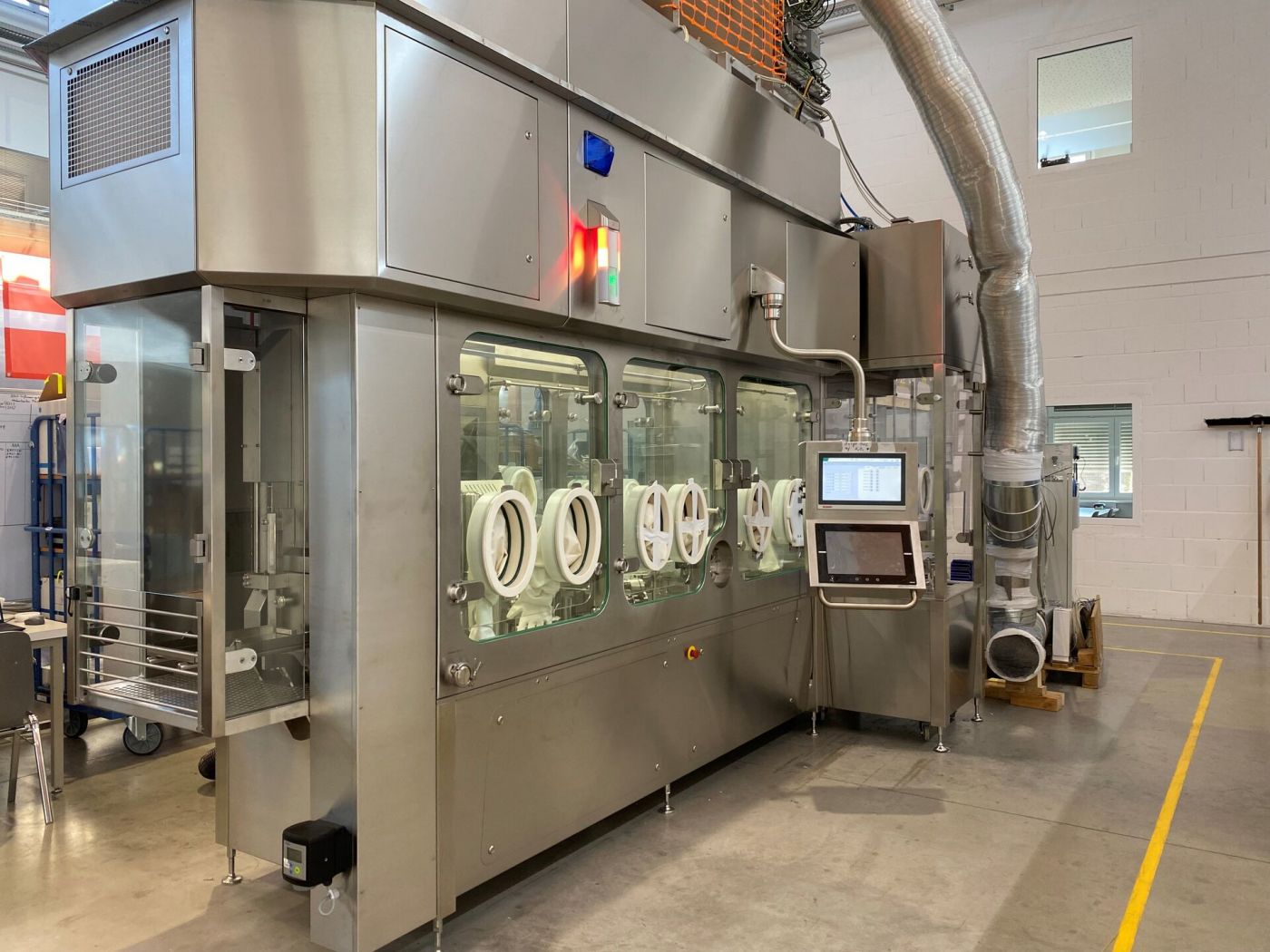 Eine große Maschine - ein Reinraum zur Herstellung von Medikamenten - steht in einer Halle. (Foto: privat)