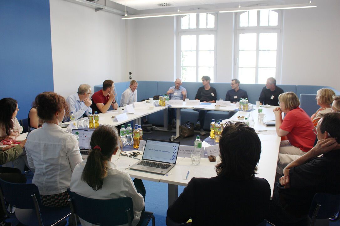 Gruppe von Personen im Gespräch (Foto: FH Münster, IBL, Jessica Wahlen)