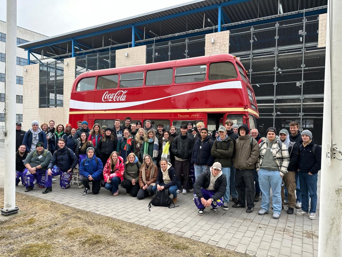 Die Studierenden und Lehrenden der drei Hochschulen posieren vor einem Bus. (Foto: Seinäjoki University of Applied Sciences)