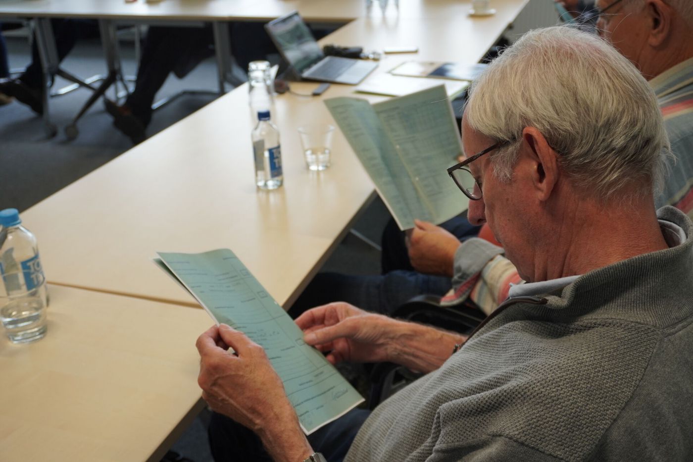 Überreichung der alten Prüfungsunterlagen  (Foto: Foto: FH Münster/Lucie Golde)