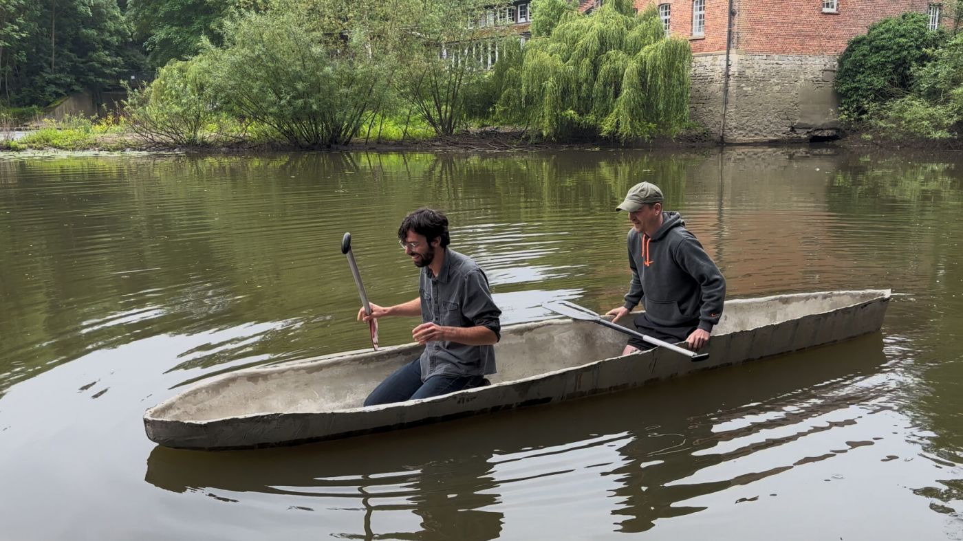 Zwei Männer in einem grauen Kanu (Foto: Foto: FH Münster/Lucie Golde)