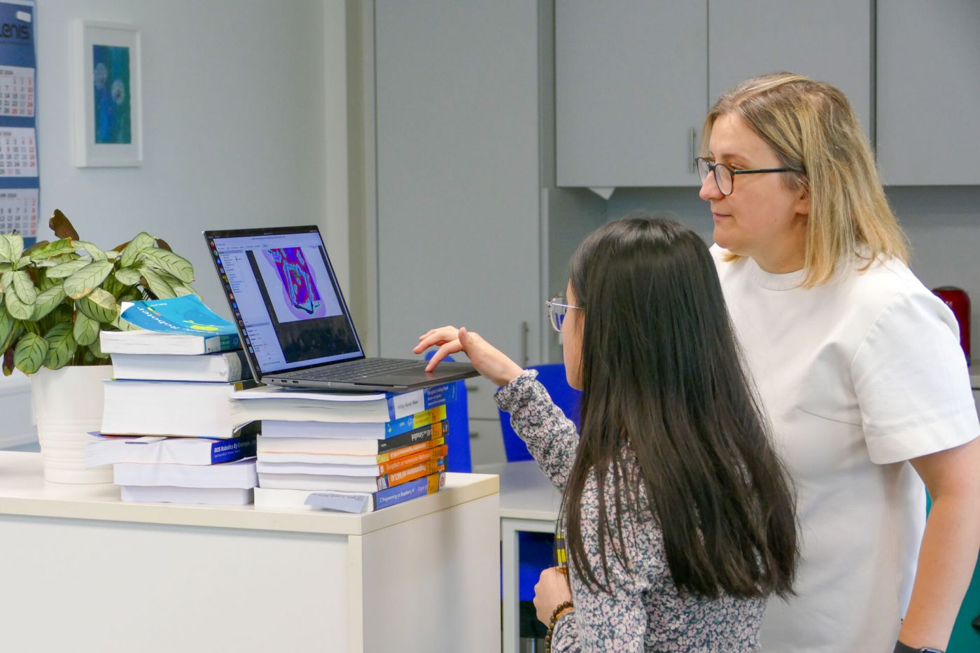 Eine Professorin und eine Schülerin schauen auf einen Laptop.  (Foto: FH Münster/Jana Bade)