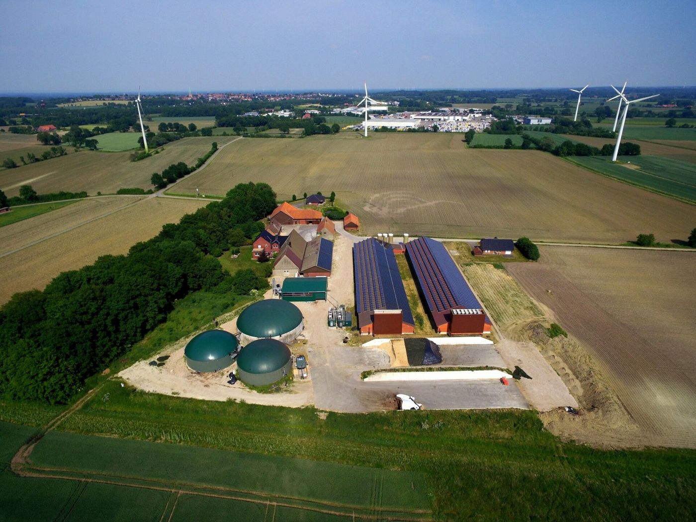 Luftaufnahme eines Landwirtschaftsbetriebs mit Biogasanlage. (Foto: Tim Wissel)