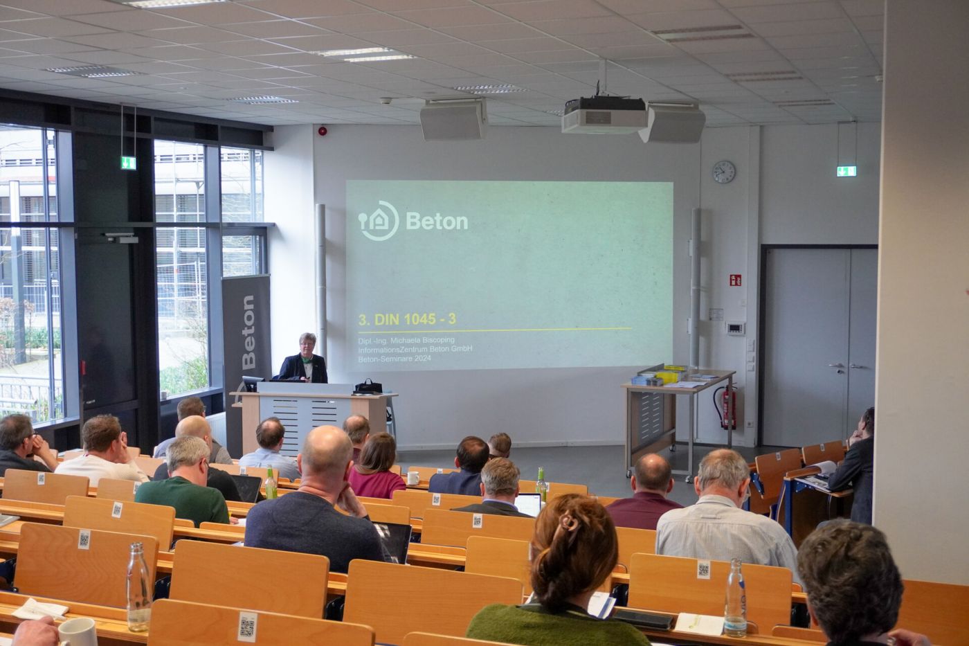 Referentin vor Publikum im Hörsaal (Foto: Foto: FH Münster/Lucie Golde)