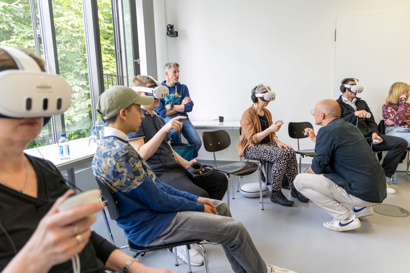Mehrere Personen sitzen in einem Raum und tragen VR-Brillen. (Foto: FH Münster/Anna Thelen)