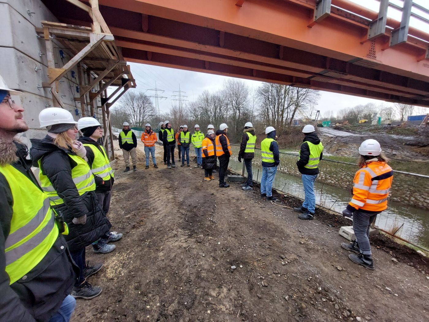Gruppen auf der Baustelle unter einer Brücke (Foto: FH Münster / Hans-Hermann Weßelborg)