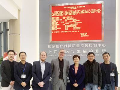 Eine Use-Lab-Delegation mit Thore Reitz (3. v. l.), Torsten Gruchmann (4. v. l.) und Dr. Long Liu (2 v. r.) besuchte ein Testlabor der chinesischen Gesundheitsbehörde in Shanghai. (Foto: Use-Lab GmbH)