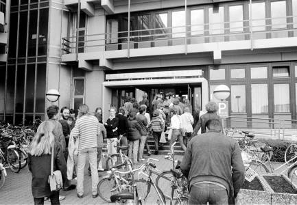 Schwarzweiß-Aufnahme von wartenden Menschen vor dem Fachhochschulzentrum (FHZ) in Münster.