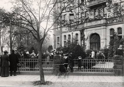 Eine Blaskapelle gibt ein Konzert für Verwundete vor der Hüfferstiftung. (um 1914-1918)(Foto: Stadtarchiv Münster)
