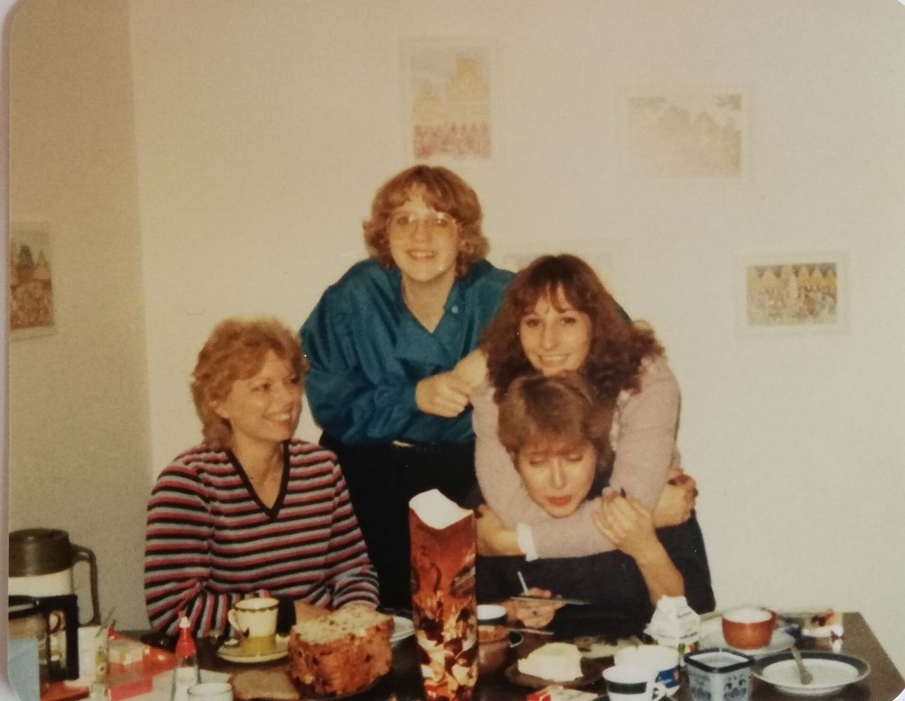 Vier Frauen auf einer Feier in den 1970er Jahren.