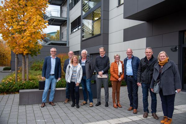 Treffen an der FH Münster: Dekan Prof. Dr. Frank Heimbecher (l.) mit seinen Besuchern und deren Partnerinnen. (FH Münster/Katharina Kipp) 