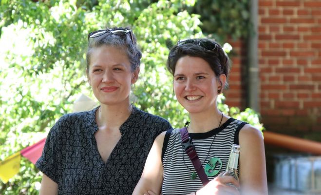 Anna Rechenberger (l.) und Dr. Nicole Rogge kommen immer wieder gerne in den Campusgarten, wie hier beim letzten Sommerfest im Juli 2019. (Foto: FH Münster/Dzemila Muratovic) 