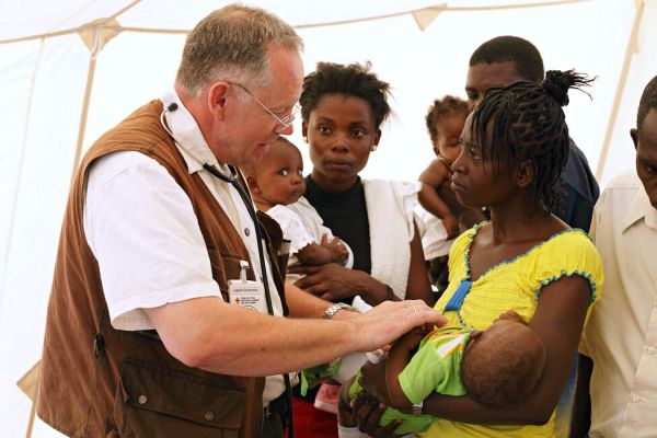 Auch im Jahr 2010 leistete der gelernte Kinderarzt Prof. Dr. Joachim Gardemann Nothilfe für Kinder und Familien. Ein besonders schweres Erdbeben erschütterte damals Haiti. (Foto: DRK Stefan Trappe) 