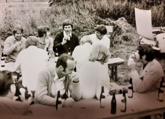 Juli 1971: Die Absolventen des Diplom-Studiengangs Elektrotechnik feierten ihren Abschluss im Innenhof der ehemaligen Tabakfabrik Rotmann. (Foto: privat)