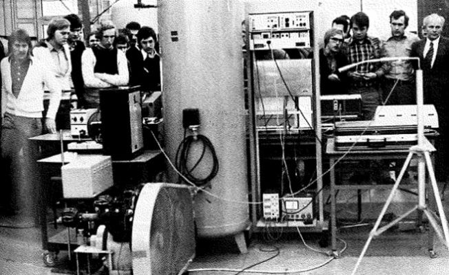 16.Dezember 1976: Übergabe der computergesteuerten Mehrfachmessstellenanlage vom Fachbereich Elektrotechnik an den Fachbereich Maschinenbau im Maschinenlabor der Abteilung Steinfurt. Eine Projektgruppe beider Fachbereiche hat die Anlage innerhalb eines Jahres geplant und verwirklicht.
