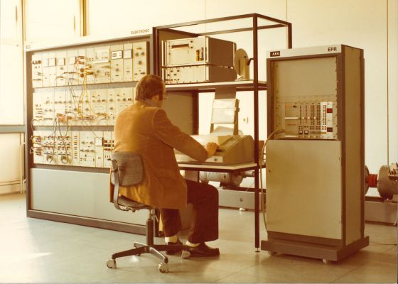 1977: Kurz nach den Anfängen unserer Hochschule sah es im Labor für Regelungstechnik und Prozesslenkung so aus. (Foto: Kiepker-Balzer) 