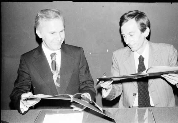 Juni 1976: Der Rektor der FH Münster, Prof. Dr.-Ing. Manfred Sentko, und Prof. Dr. P. Leroy, Präsident der Université des Sciences Grenoble, unterzeichnen den Kooperationsvertrag.