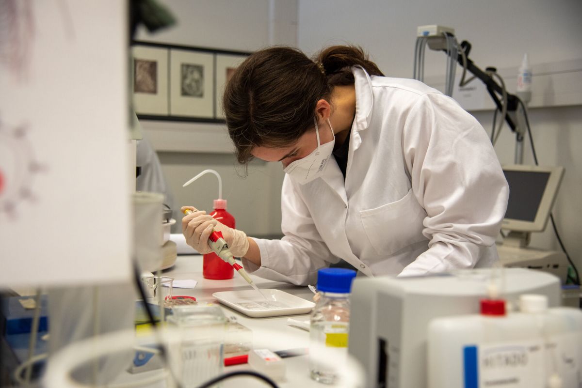 Studierende der Biomedizinischen Technik qualifizieren sich für den Forschungs- und Entwicklungsbereich, hier zum Beispiel im Präsenzpraktikum der Labormedizinischen Technik an der FH Münster. (Foto: FH Münster/Katharina Kipp) 
