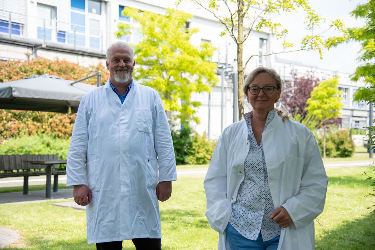 Honorarprofessor Dr. Hans-Gerd Pauels und Prof. Dr. Karin Mittmann haben das neue Modul Biotechnologie zur praxisnahen Qualifizierung für die Berufstätigkeit in biotechnologischen- und medizintechnischen Unternehmen gemeinsam konzipiert. (Foto: FH Münster/Katharina Kipp)