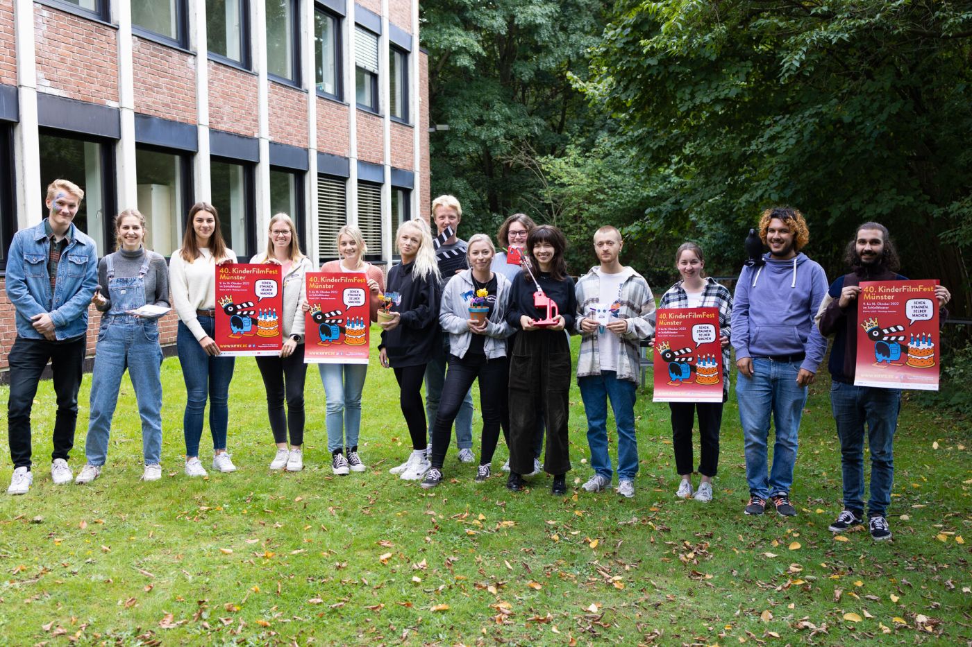 Studierendenteam mit Plakaten (Foto: Foto: FH Münster/SW/Simon Leifeling)