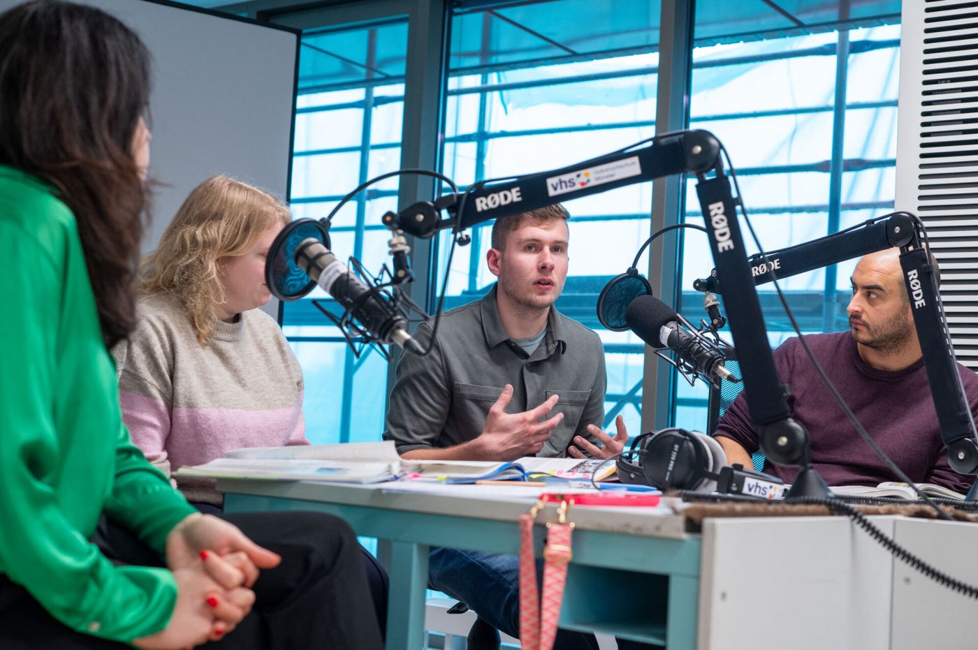 Schüler*innen, Studierende und ihre Professorin sitzen in einem Tonstudio und nehmen einen Podcast auf. (Foto: FH Münster/Michelle Liedtke)