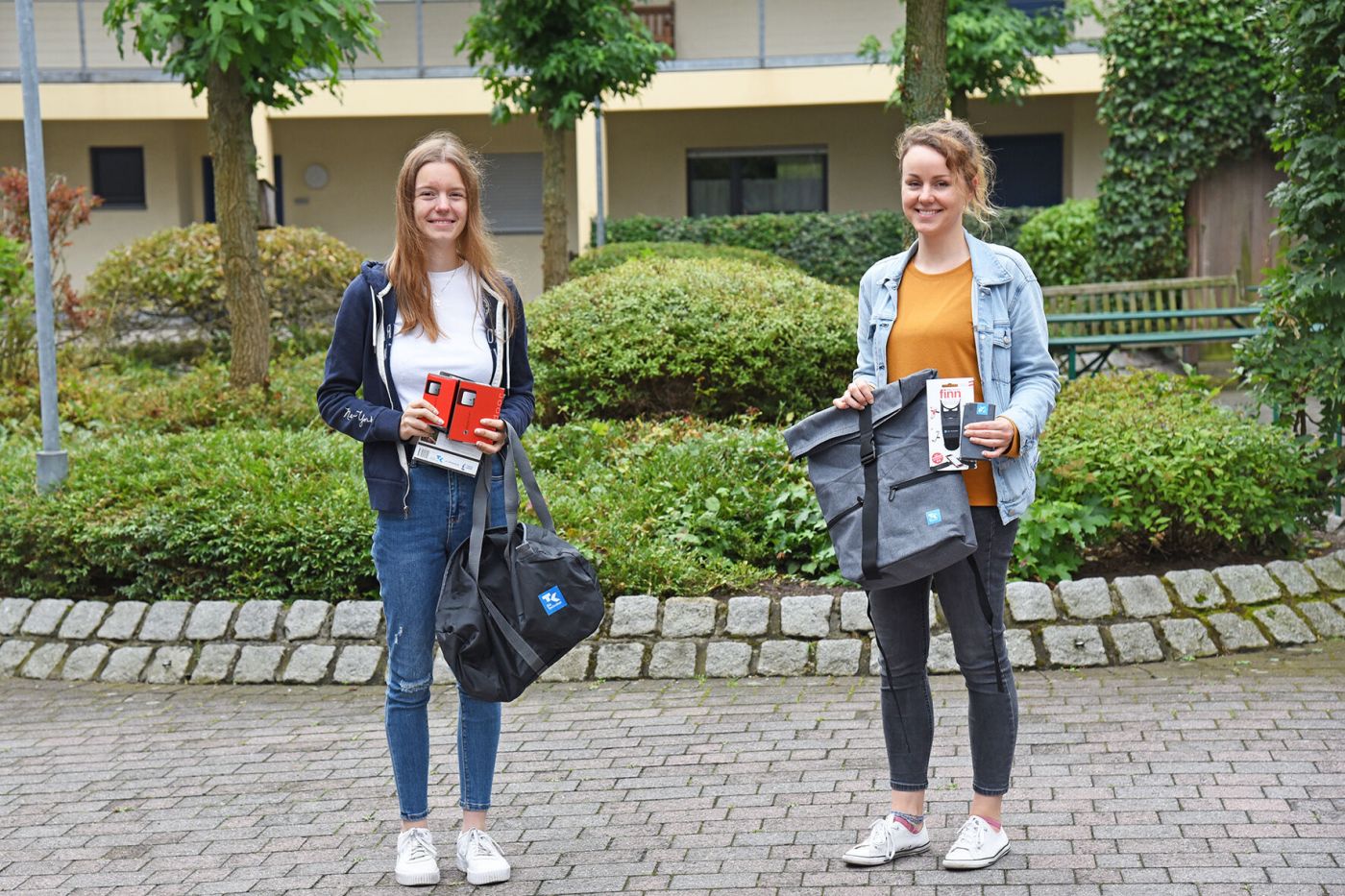Celine Flemming (l.) und Sabrina Heiler (r.) sind die beiden Gewinnerin der August-Verlosung im Wettbewerb „FHahr Rad! & FH läuft!“. (Foto: FH Münster/Stefanie Gosejohann)