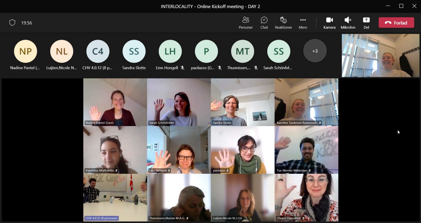 Screenshot einer Video-Konferenz, die Teilnehmer winken in die Kamera.
