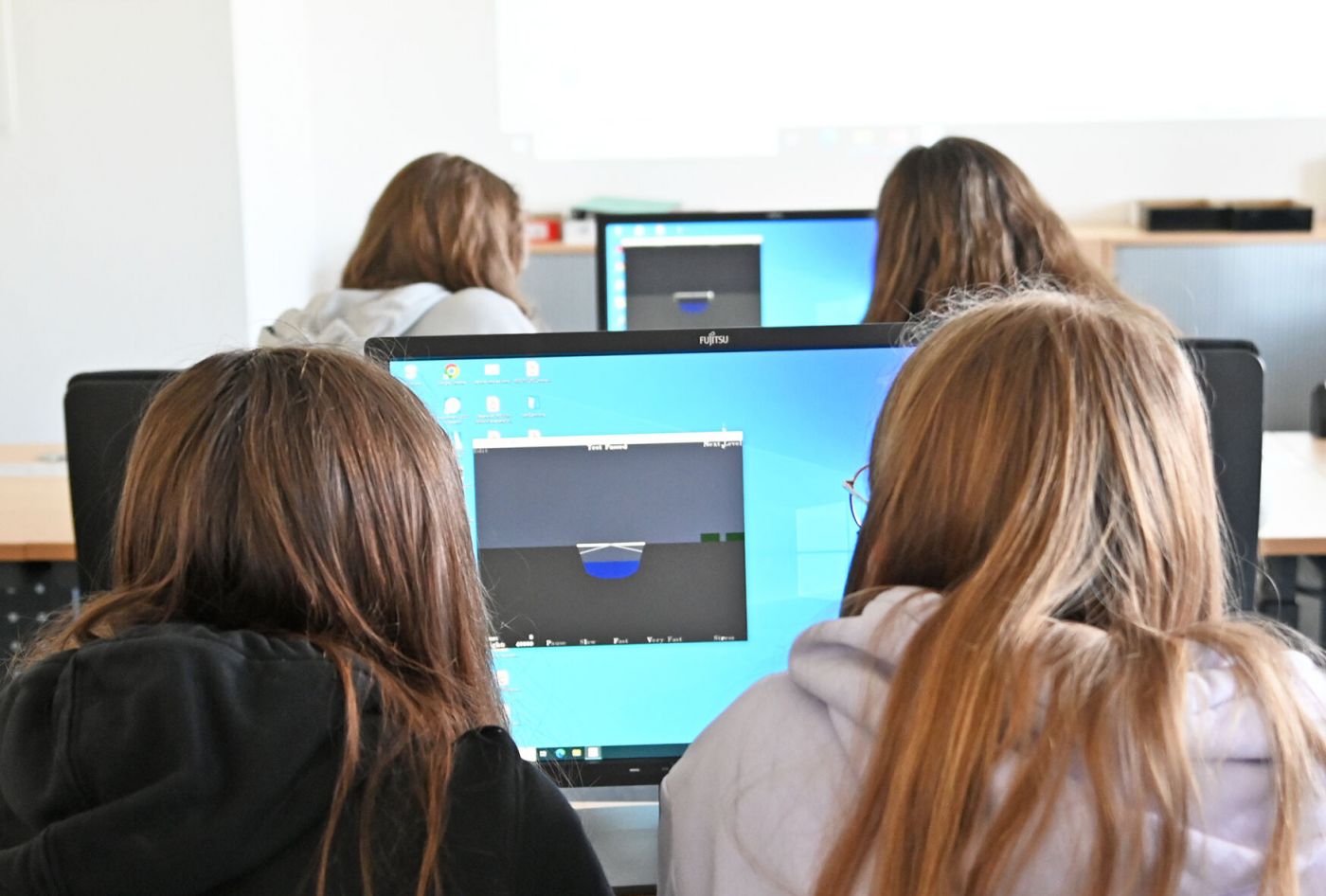 Vier Mädchen arbeiten am Computer. (Foto: FH Münster/Stefanie Gosejohann)