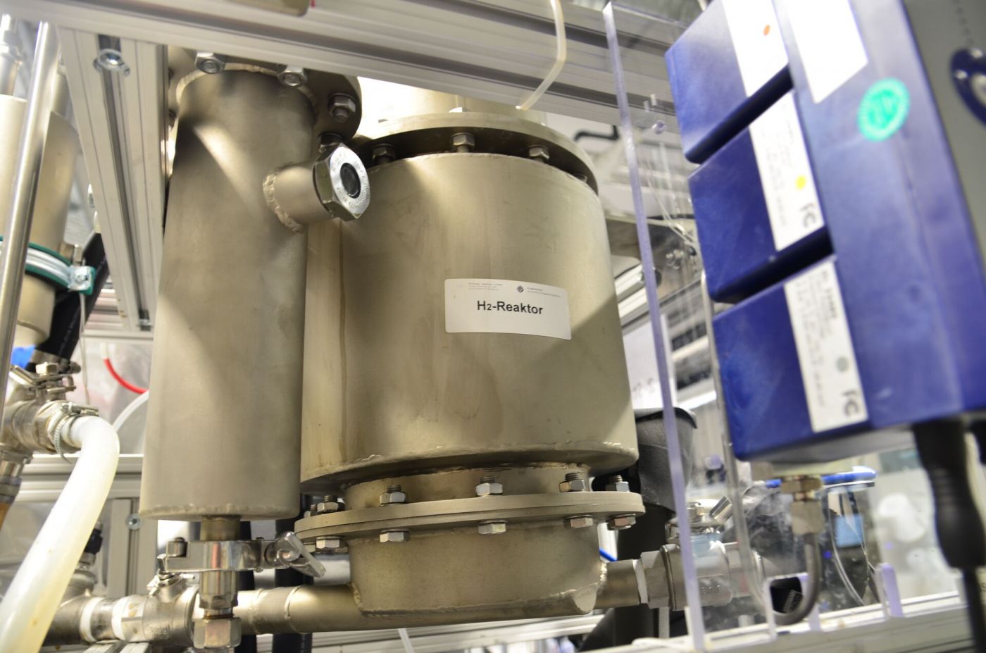 Ein Reaktor, der in einer Versuchsanlage aus Abwasser Wasserstoff herstellt. (Foto: FH Münster/Frederik Tebbe)