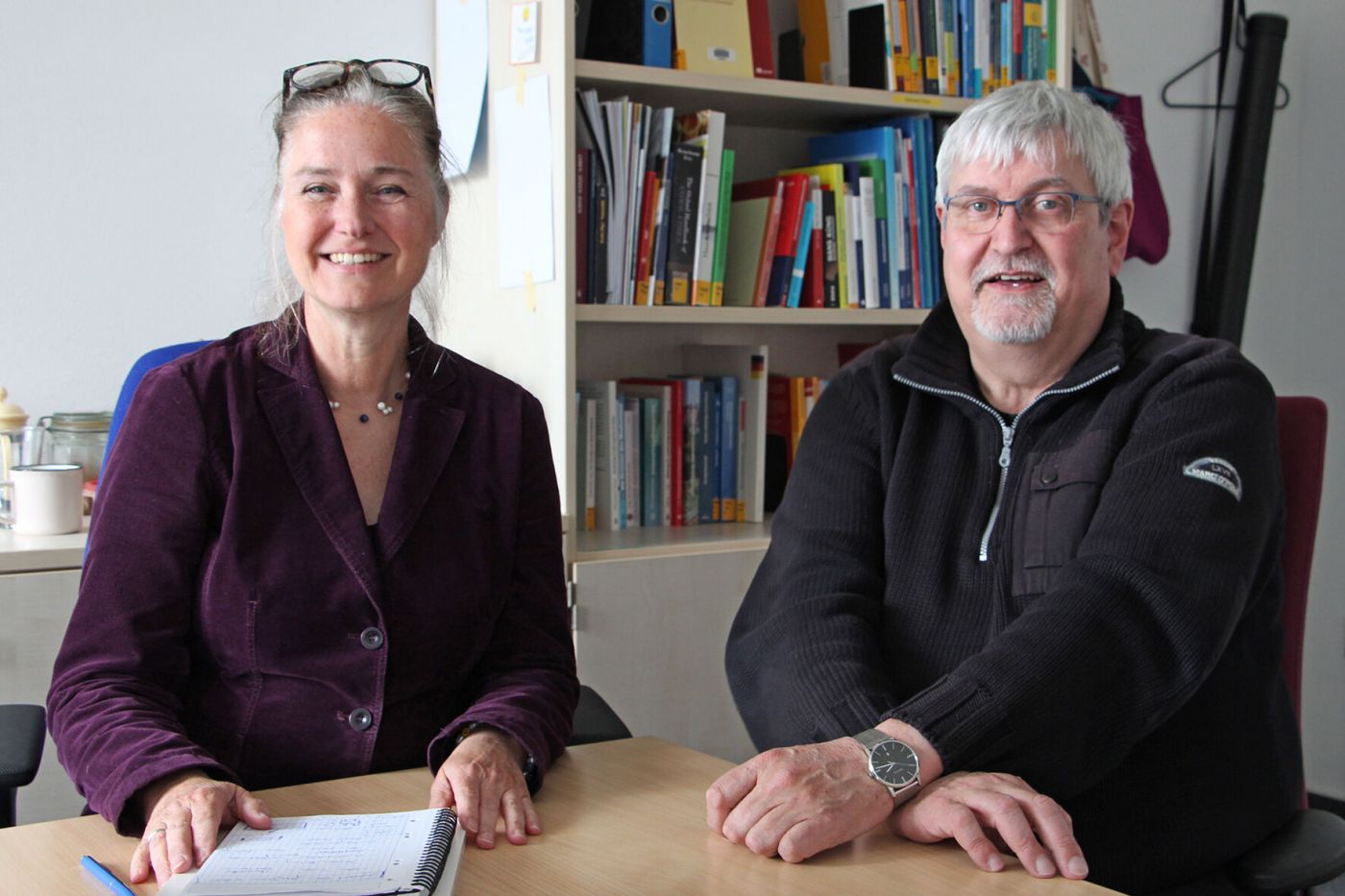 Ein Mann und eine Frau sitzen im Büro. (Foto: FH Münster/Stefanie Gosejohann)
