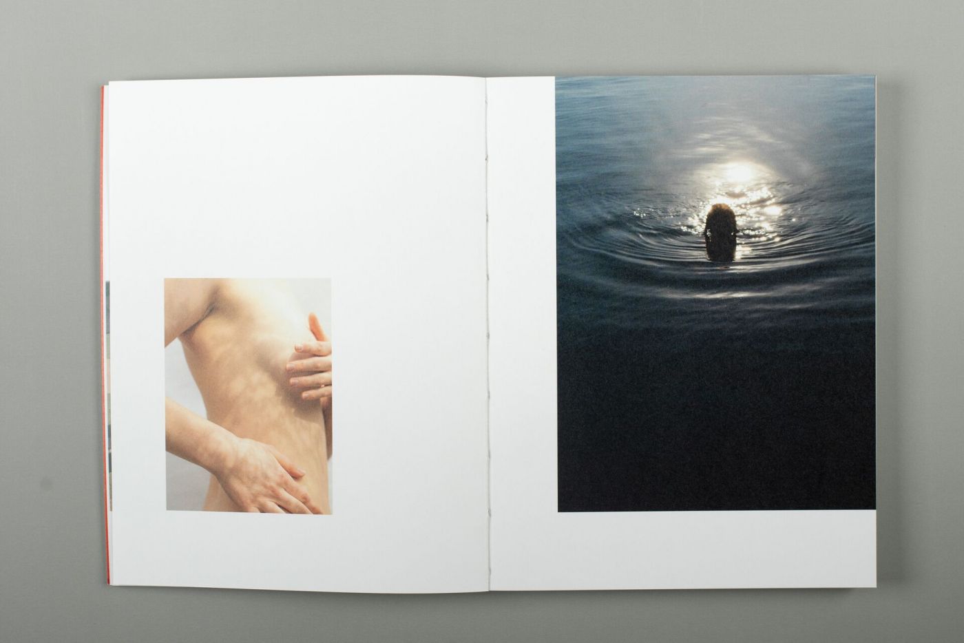 Doppeltseite aus einem Fotobuch, die eine Frau beim Schwimmen zeigt. (Foto: FH Münster/Nina Vollmer)