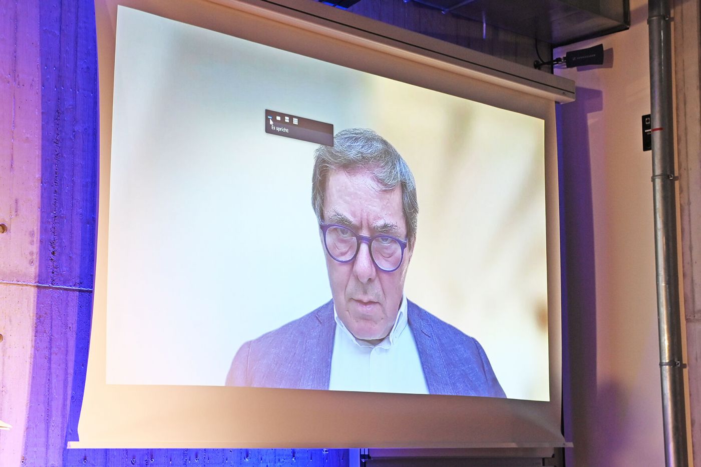 Videobild von Prof. Dr. Mathias Uhl, projiziert auf eine Leinwand