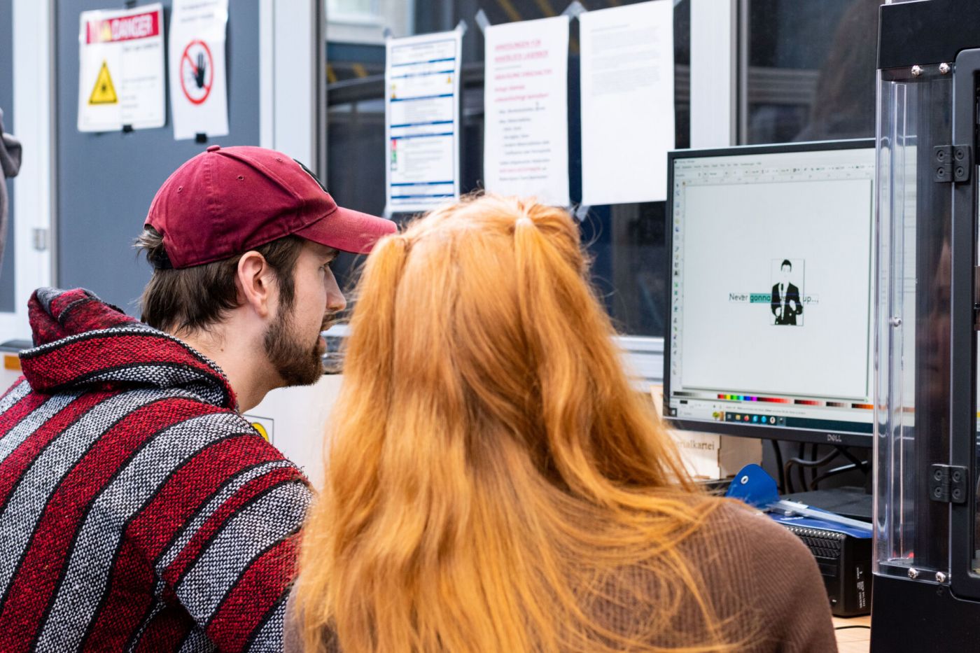 Das Foto zeigt Studierende am PC, die gemeinsam an der Fertigung eines Nistkastens arbeiten. (Foto: FH Münster/Marina Oster)