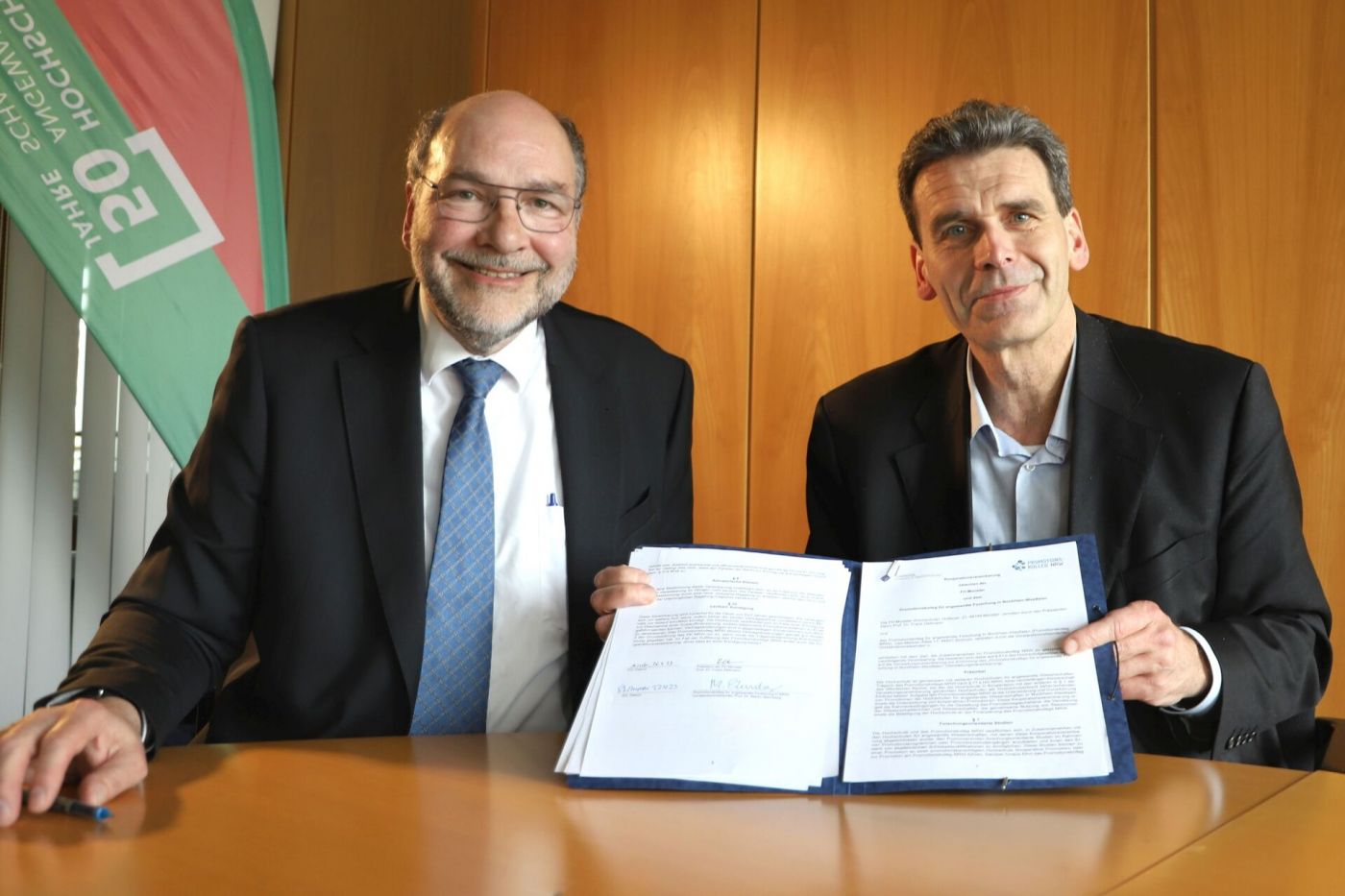 Unterschreiben des Kooperationsvertrags (Foto: H-BRS/Martin Schulz)