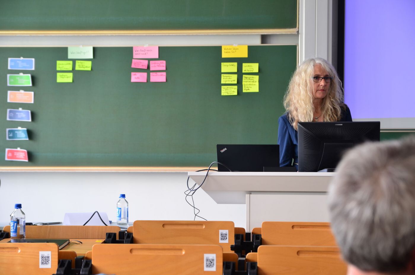 Eine Frau moderiert eine Veranstaltung. (Foto: FH Münster/Frederik Tebbe)