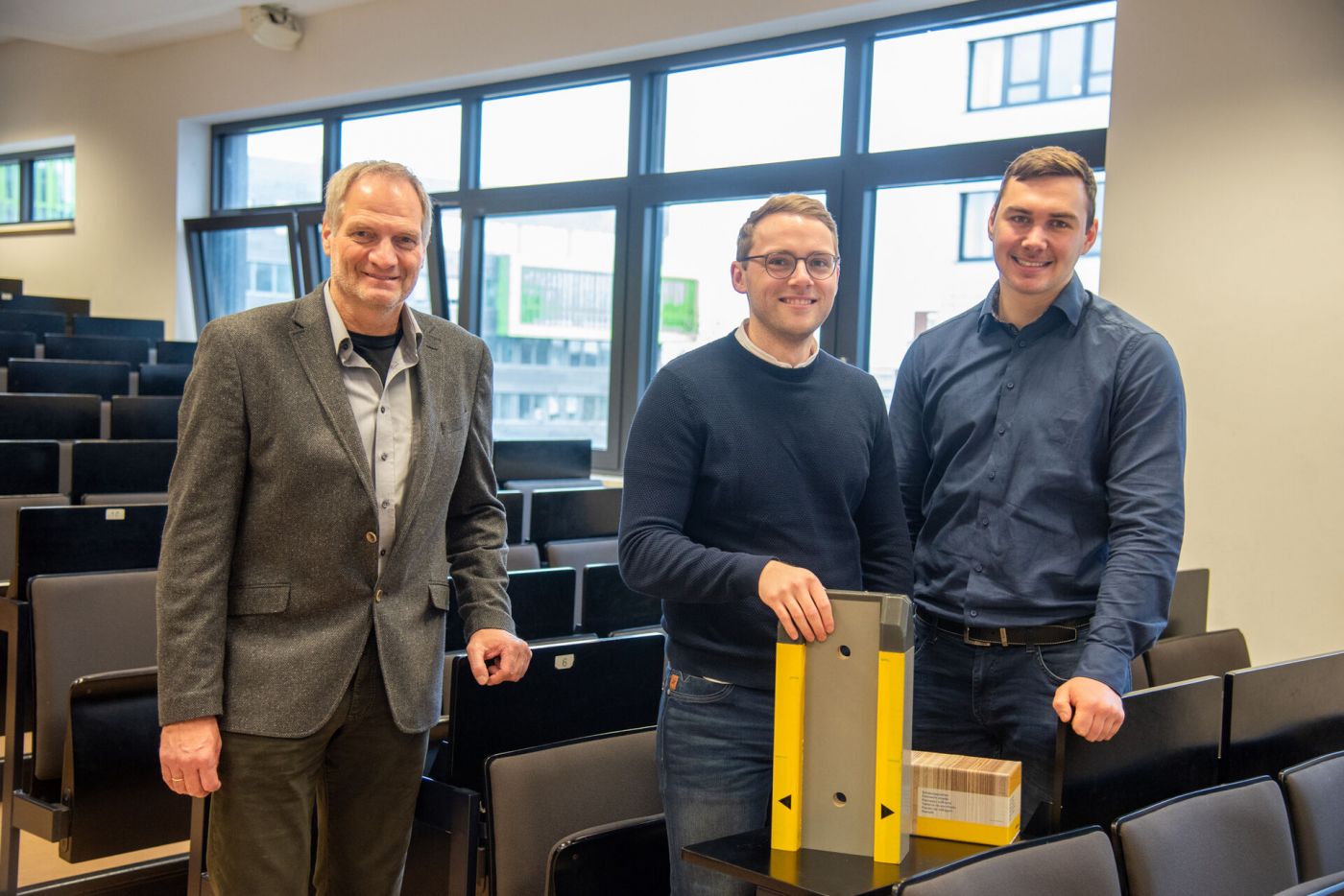 Ein gruppenbild mit Studierenden und einem Profesor der FH Münster, die bei einem Studierendenwettberwerb für Baukonstruktion den 1. und 2. Platz gemacht haben.  (Foto: FH Münster/Michelle Liedtke)