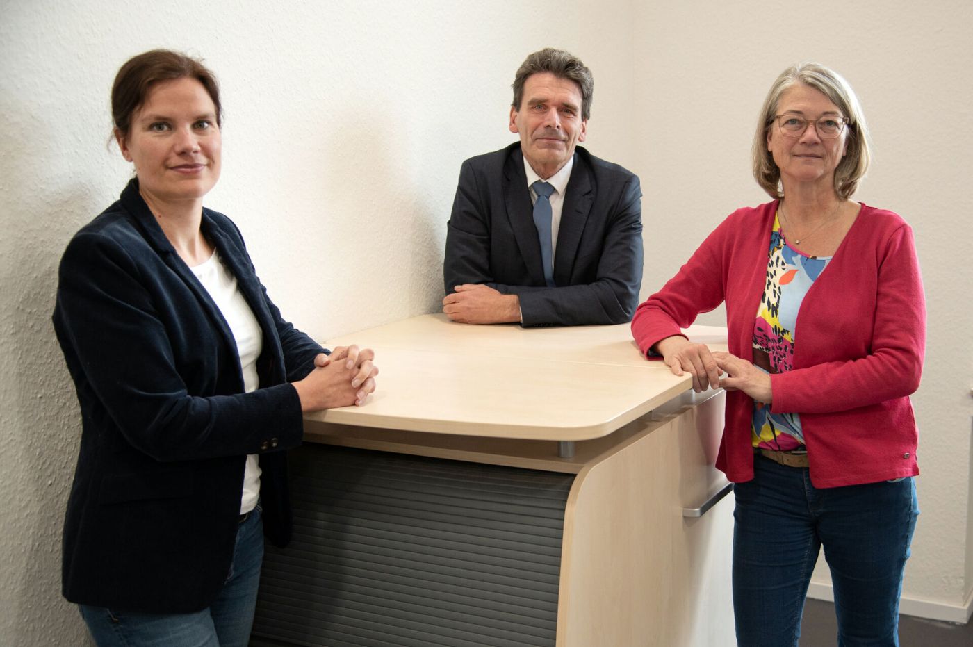 Drei Personen an einem Stehtisch (Foto: FH Münster/Frederik Tebbe)