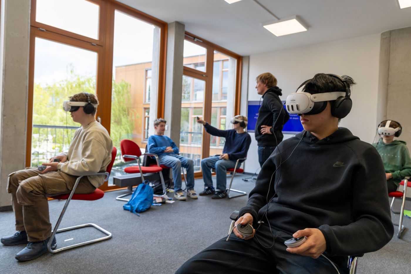 Schüler in einem Seminarraum, mehrere von ihnen tragen VR-Brillen (Foto: FH Münster/Anna Thelen)