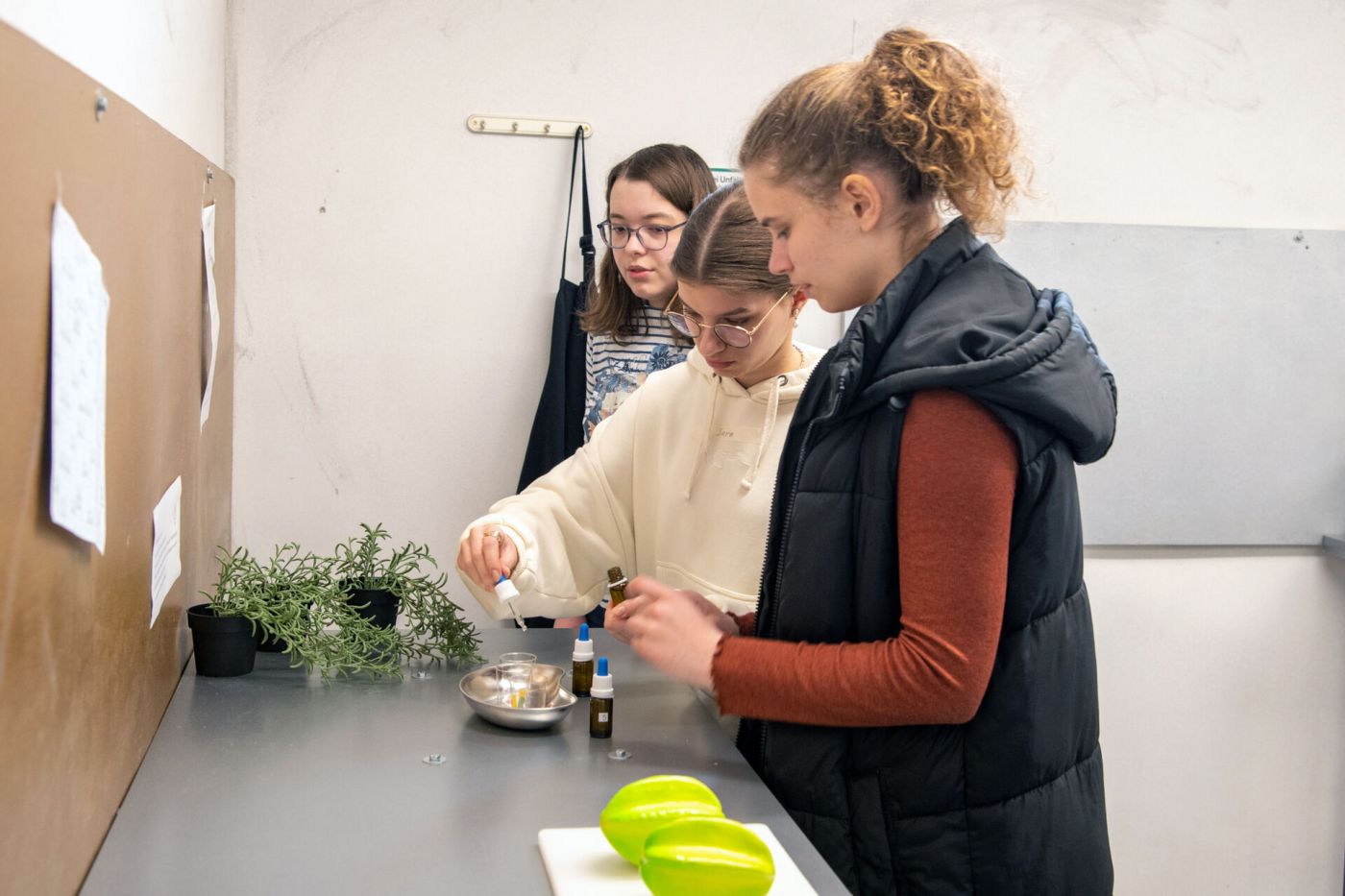 Schülerinnen in einem Escape Room zum Thema Lebensmittelsicherheit (Foto: FH Münster/Michelle Liedtke)