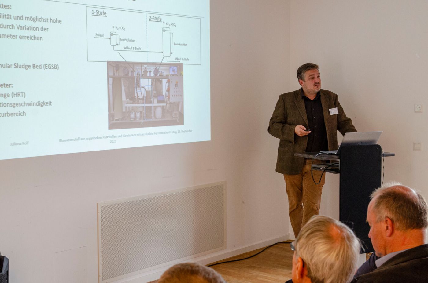 Ein Professor hält einen Vortrag. (Foto: FH Münster/Frederik Tebbe)