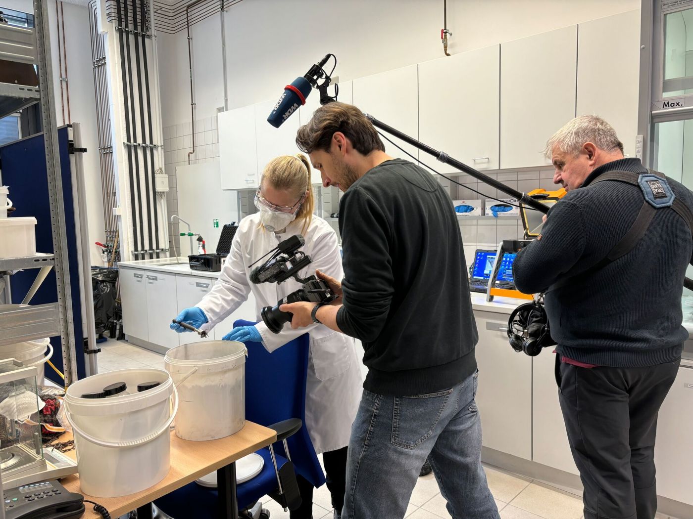 Wissenschaftlerin wird von Kameramann und Tonmann bei ihrer Arbeit im Labor begleitet (Foto: Foto: FH Münster/Lucie Golde)