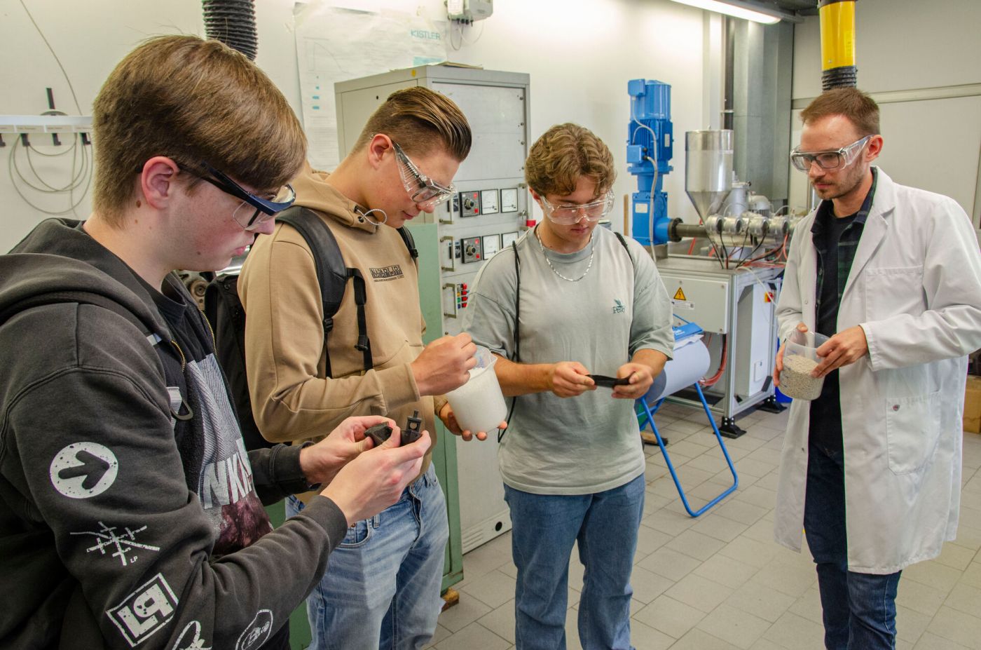 Schülerinnen und Schüler besuchen eine Präsentation in einem Labor. (Foto: FH Münster/Frederik Tebbe)