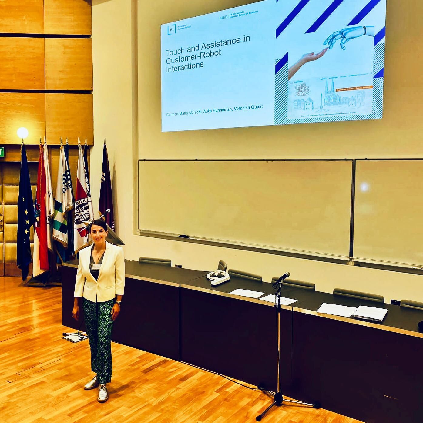 Prof. Dr. Carmen-Maria Albrecht vor ihrem Vortrag auf der CERR-Konferenz an der Universität von Zagreb.  (Foto: privat)