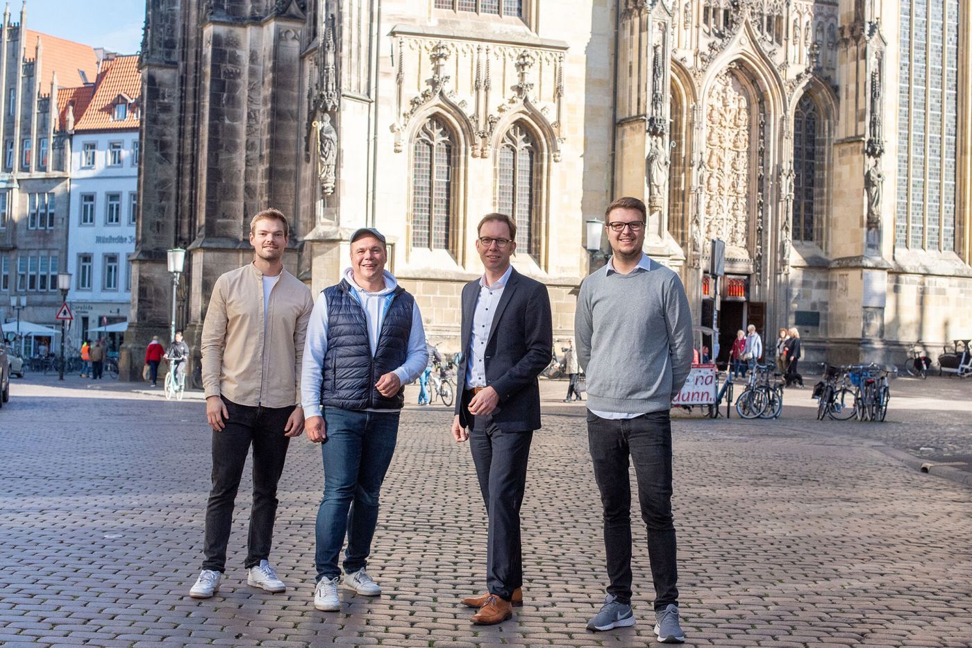 Vier Männer stehen auf dem Prinzipalmarkt in Münster (Foto: FH Münster/Michelle Liedtke)