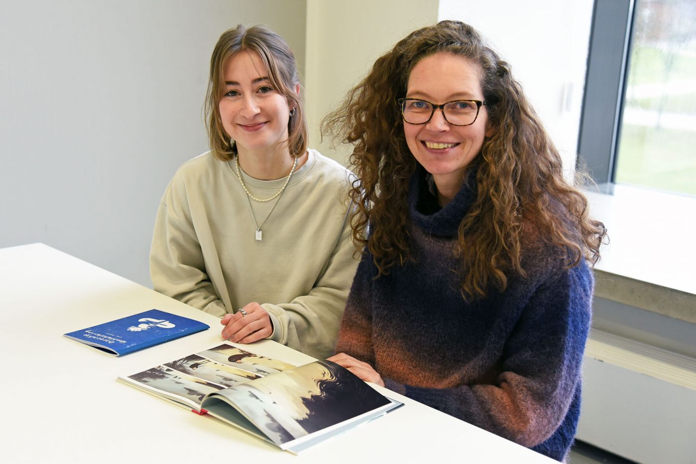 Lina Körner und Prof. Cornelia Haas mit Bilderbüchern