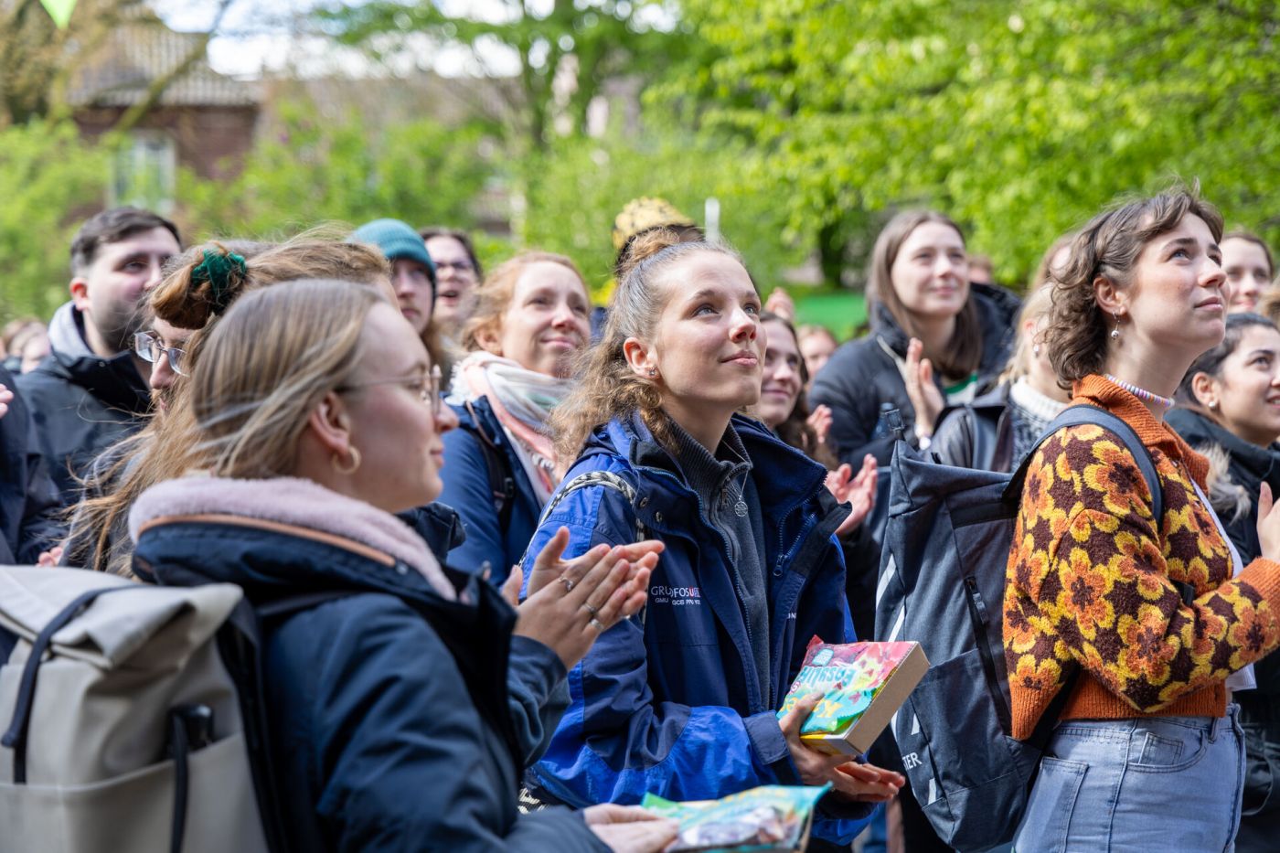 Eine Gruppe Studierender steht draußen und klatscht in die Hände (Foto: FH Münster/Anna Thelen)