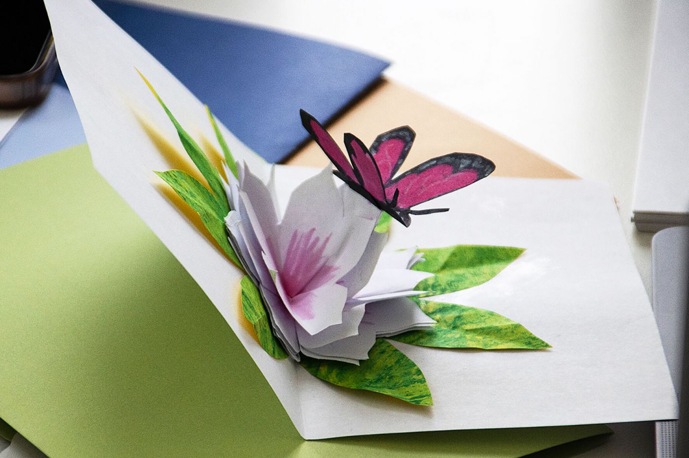 Pop-Up-Blume aus Papier mit Schmetterling (Foto: Daniela Kirchlechner)