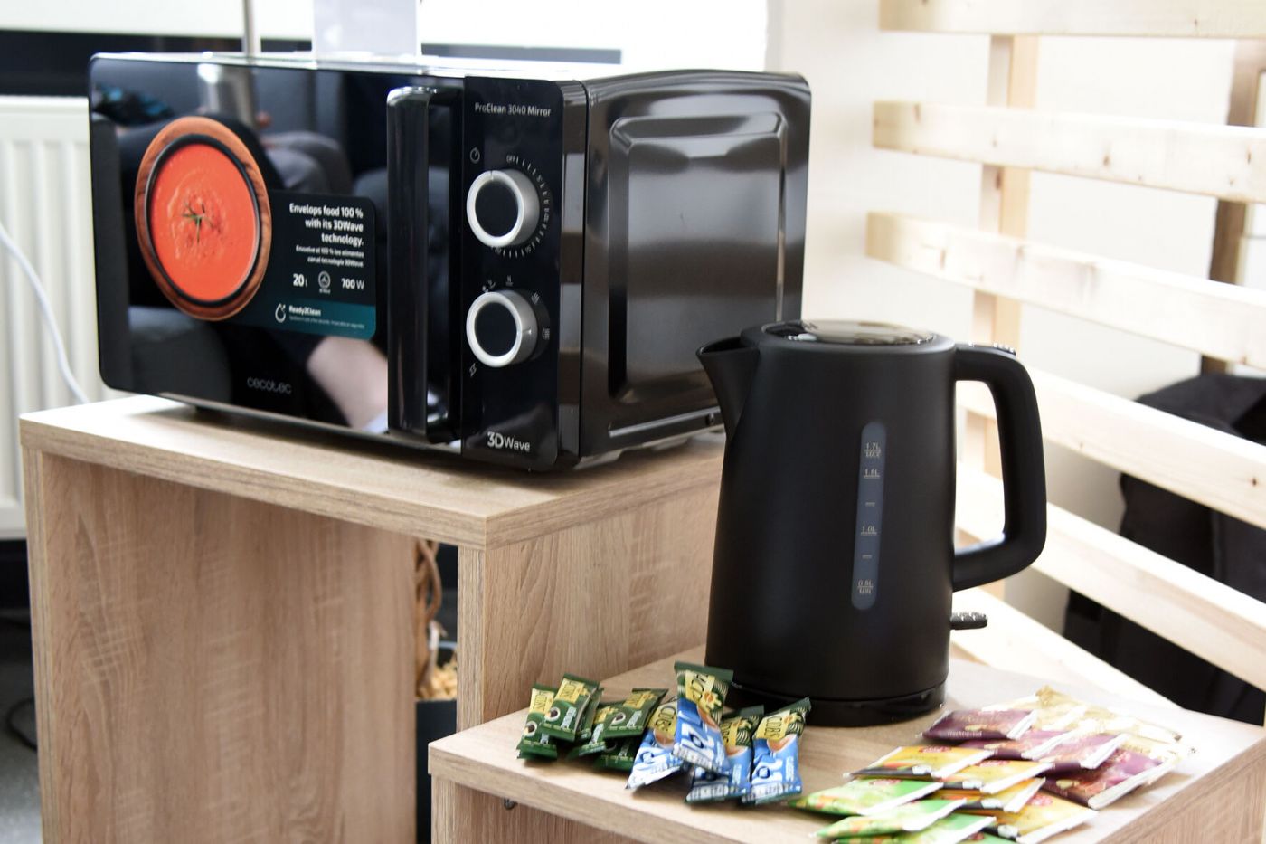 Mikrowelle, Wasserkocher sowie Teebeutel und Instant-Kaffeetütchen auf Regal. (Foto: FH Münster/Stefanie Gosejohann)