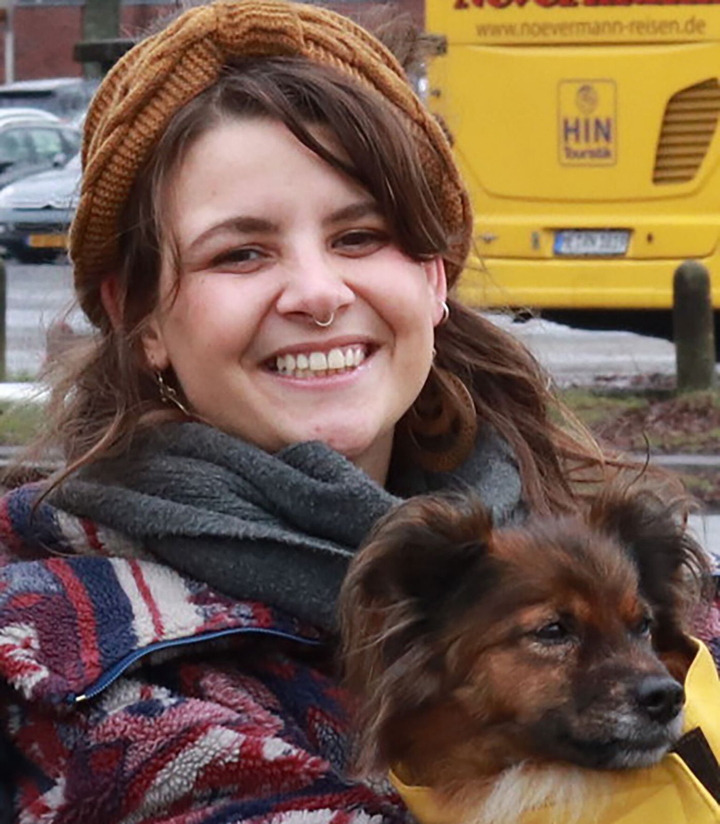 Eine Frau mit einem Hund auf dem Arm